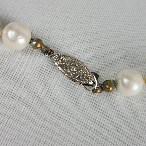 VINTAGE White Faux Pearl Knotted Necklace - Picture 4 of 6